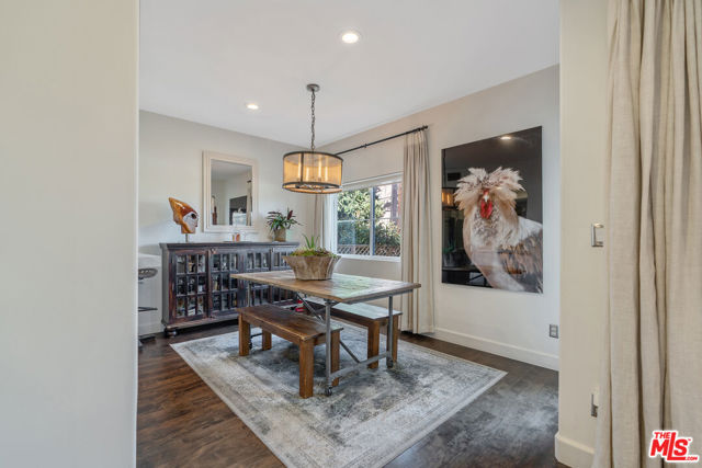 640 N Sweetzer Avenue, Los Angeles CA: https://media.crmls.org/mediaz/85931531-17c1-4c5e-8dd4-ae0bc6177ef3.jpg