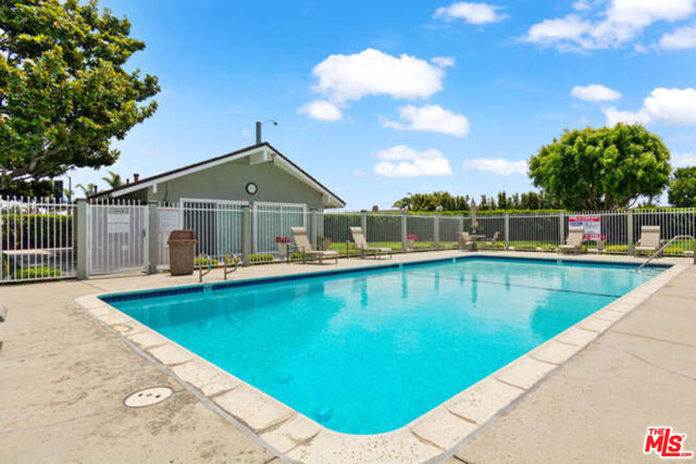 16951 Canyon Lane, Huntington Beach CA: https://media.crmls.org/mediaz/859343aa-3f10-4df3-a5e6-363cd6aa574f.jpg