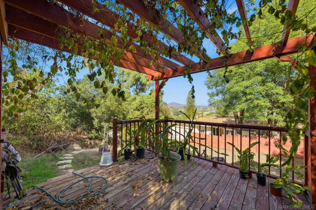 4040 Yale Ave, La Mesa CA: https://media.crmls.org/mediaz/85938d79-31ae-4831-9a7d-208bd305a941.jpg