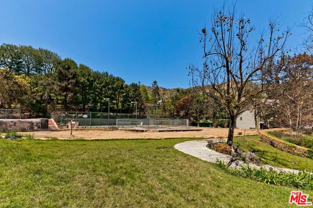 17706 Camino De Yatasto, Pacific Palisades CA: https://media.crmls.org/mediaz/85941369-b4ec-49eb-b1e9-d62b78ea06bd.jpg