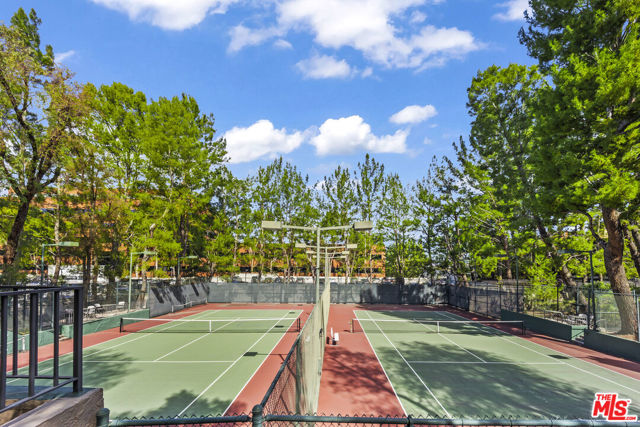 4752 Park Encino Lane, Encino CA: https://media.crmls.org/mediaz/85946072-e757-4e72-9ea0-8caafb643686.jpg