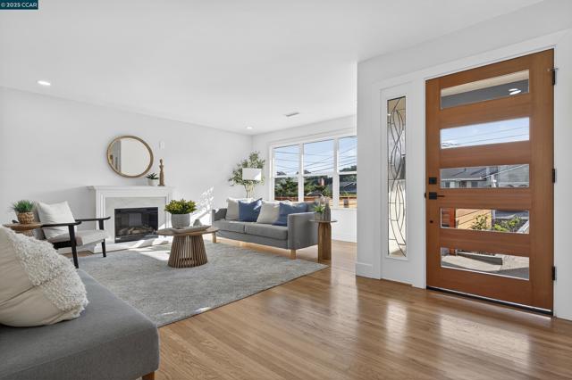 1264 Belfair Dr, Pinole CA: https://media.crmls.org/mediaz/85946fba-2ef0-4c66-86c2-c1516580b3a8.jpg