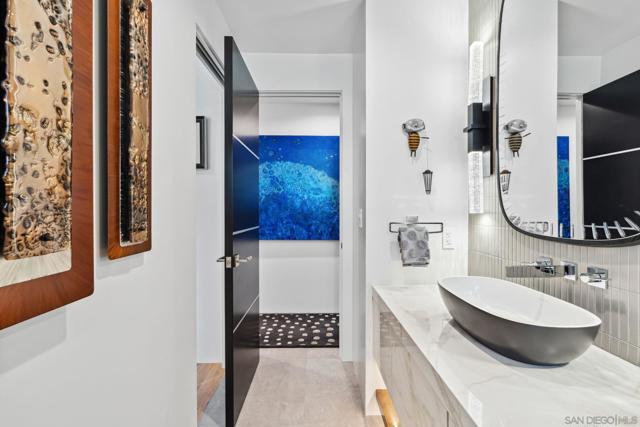 5560 Moonlight Lane, La Jolla CA: https://media.crmls.org/mediaz/859534a5-c73a-44fe-8e26-67712a341faa.jpg