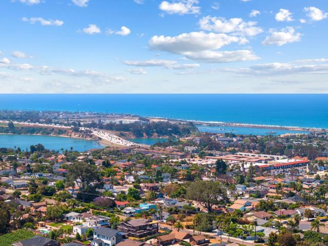 1565 Chestnut Avenue, Carlsbad CA: https://media.crmls.org/mediaz/8595e9e8-08e7-423d-8dd3-0442f881b434.jpg