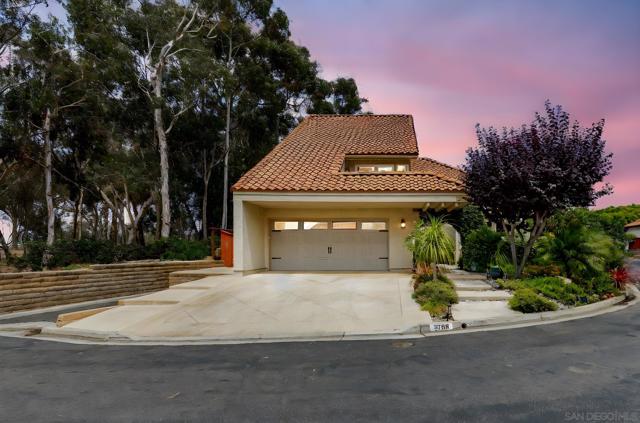 2708 Grove Ave, Carlsbad CA: https://media.crmls.org/mediaz/8596308d-0e9f-4db1-acc7-979fcde1d330.jpg