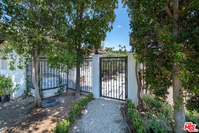 905 Hartford Drive, Beverly Hills CA: https://media.crmls.org/mediaz/85969b83-4e0c-487f-9f4c-ea0ff02b1073.jpg
