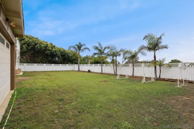 2725 Morning Glory Ln, Carlsbad CA: https://media.crmls.org/mediaz/85982a20-d0c3-4eca-a9bf-69ca6aa0c65c.jpg