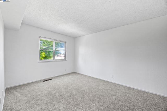 3315 Willis Lane, Alameda CA: https://media.crmls.org/mediaz/8598e019-9237-4455-ad18-25f229aa0ce7.jpg