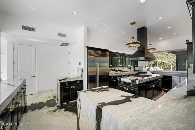 25665 Mulholland Highway, Calabasas CA: https://media.crmls.org/mediaz/8598f65d-ab93-4c68-a326-73183e766ee5.jpg