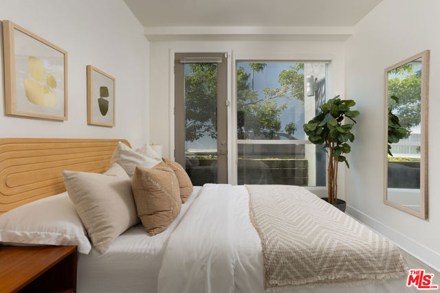6067 W Studio Court, Los Angeles CA: https://media.crmls.org/mediaz/85996d7d-e4a5-4746-88ca-a0a1a5d6b5aa.jpg