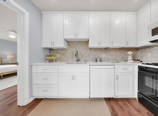 1811 3rd St, Alameda CA: https://media.crmls.org/mediaz/859af554-ac69-4e74-ab26-4bccdb8915af.jpg