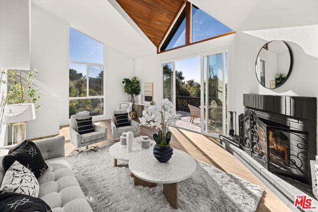 827 Cheltenham Road, Santa Barbara CA: https://media.crmls.org/mediaz/859b0fdd-e86d-401f-a80c-87a9be652603.jpg