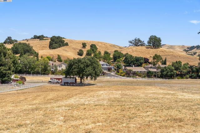 4558 Bernal Ave, Pleasanton CA: https://media.crmls.org/mediaz/859b290f-99bf-4d62-a040-c53893af8f81.jpg