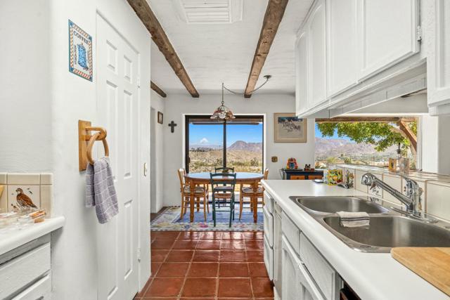 48600 Coyote Road, Palm Desert CA: https://media.crmls.org/mediaz/859b9e9e-5ea3-4c2d-90b9-3f884f16991c.jpg