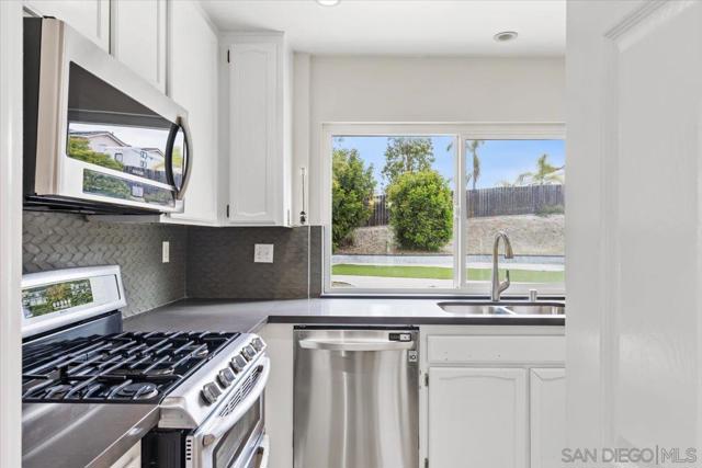 5356 Malcolm St, Oceanside CA: https://media.crmls.org/mediaz/859e004d-d6a5-4e93-a480-46ea36d7e3f1.jpg
