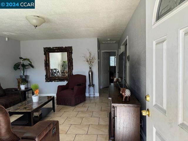 4304 Belle Dr, Antioch CA: https://media.crmls.org/mediaz/859ec902-bbe6-4000-9c01-71d65bb004a9.jpg
