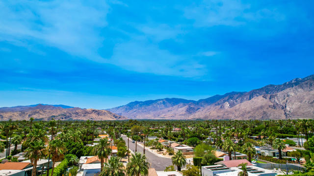 2450 Quincy Way, Palm Springs CA: https://media.crmls.org/mediaz/85a038d4-aa60-4c1a-835b-c37ab3b89e30.jpg
