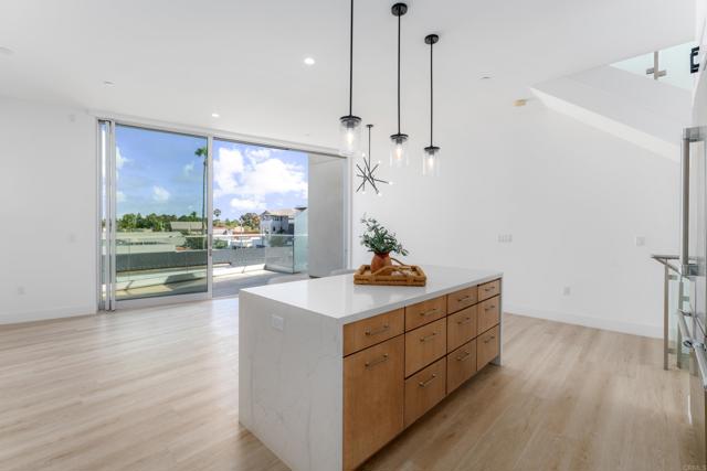 Detail Gallery Image 5 of 24 For 2648 State Street, Unit #E, Carlsbad,  CA 92008 - 3 Beds | 3/1 Baths