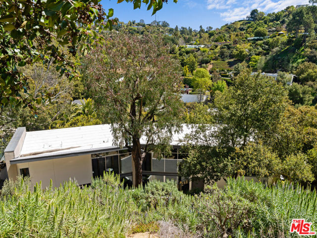 2207 Bowmont Drive, Beverly Hills CA: https://media.crmls.org/mediaz/85a4d1fb-5918-488a-ae3c-7d2ca059e9b8.jpg