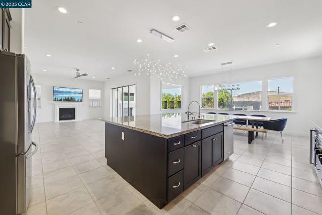 2909 Tulare Hills Dr, Dublin CA: https://media.crmls.org/mediaz/85a79833-343d-471f-a2b8-b221ec514014.jpg