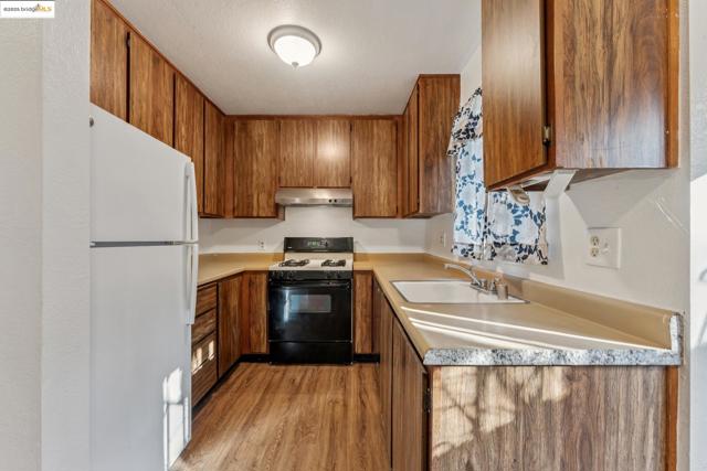 9663 Elmview, Oakland CA: https://media.crmls.org/mediaz/85a86b15-fc49-4595-bf2a-c07c86a15957.jpg