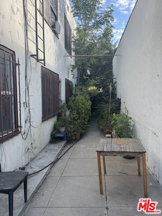 1531 Silver Lake Boulevard, Los Angeles CA: https://media.crmls.org/mediaz/85a8eafd-1324-4e04-a9a6-061cde22e2b5.jpg