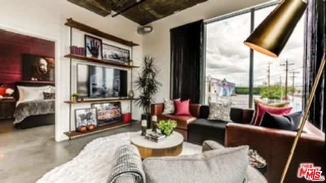 695 S Santa Fe Avenue, Los Angeles CA: https://media.crmls.org/mediaz/85a9a7f0-6ca1-42e3-9320-151819524c69.jpg
