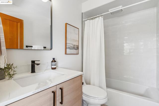 911 Aquarius Way, Oakland CA: https://media.crmls.org/mediaz/85aa1af5-0db5-437d-b56a-9212d7466c19.jpg