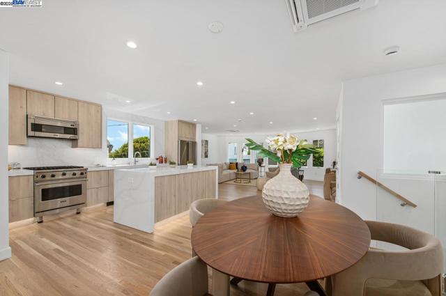 2356 15th St, San Francisco CA: https://media.crmls.org/mediaz/85aa4d02-db6f-413a-96b3-87ab7f51c647.jpg