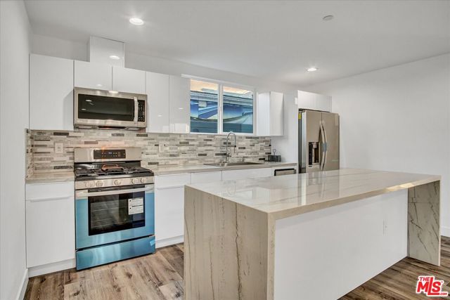 2419 S Cochran Avenue, Los Angeles CA: https://media.crmls.org/mediaz/85ab7902-d480-4547-8762-c534e1b1c977.jpg