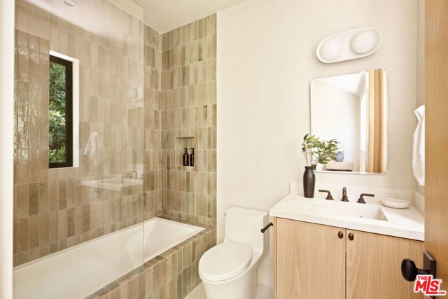 636 N Laurel Avenue, Los Angeles CA: https://media.crmls.org/mediaz/85ac1fa1-5667-4978-ab3a-dab8be343989.jpg