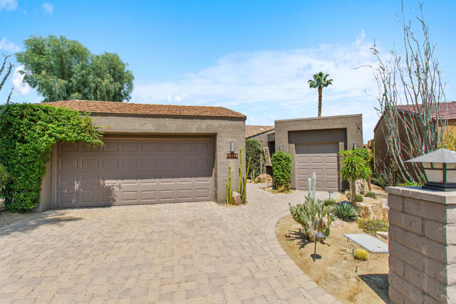 73698 Irontree Drive, Palm Desert CA: https://media.crmls.org/mediaz/85ac6635-93de-4692-adf7-290c97764765.jpg