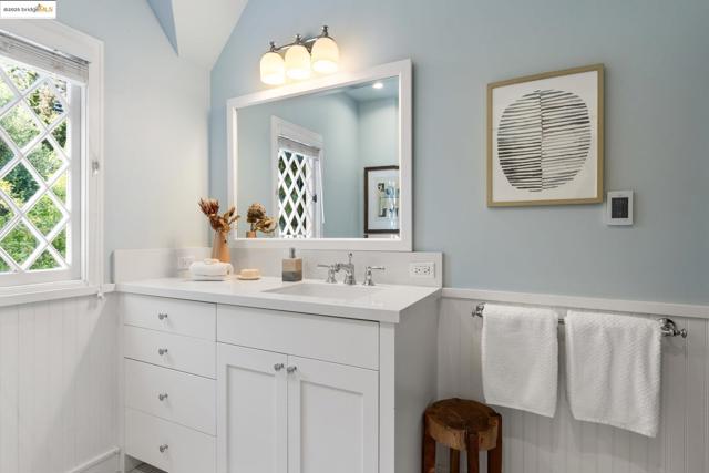 5815 Morpeth St, Oakland CA: https://media.crmls.org/mediaz/85ac8f18-0f60-4652-b9b9-eea5491a6b5c.jpg