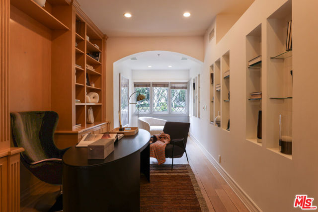 628 N Elm Drive, Beverly Hills CA: https://media.crmls.org/mediaz/85ada559-ca55-4704-af92-4ce90928bea8.jpg