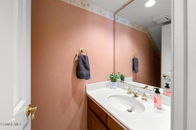 234 Country Club Drive, Simi Valley CA: https://media.crmls.org/mediaz/85aeee87-3c47-443d-b54b-41d5c87b1616.jpg