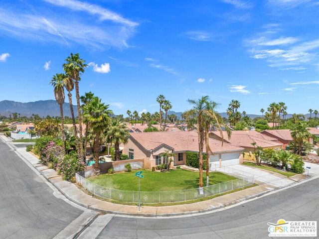 42667 Cardiff Street, Palm Desert CA: https://media.crmls.org/mediaz/85afc1af-dd01-4e6f-9734-f65840ce5dab.jpg