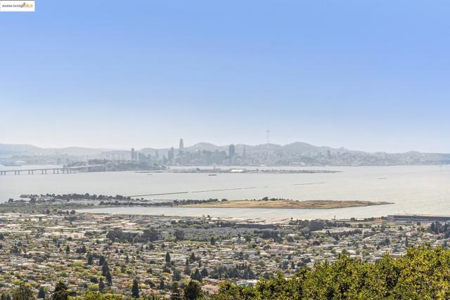 1 Garden Dr, Kensington CA: https://media.crmls.org/mediaz/85b0bafa-13c9-43d2-ac1f-b78910b92775.jpg