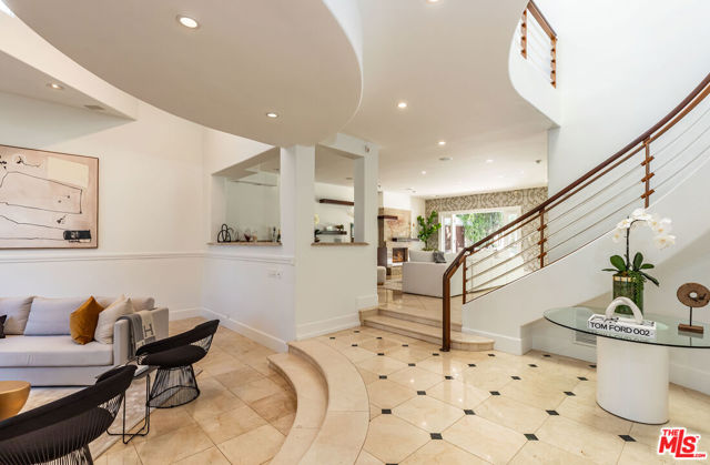 739 20th Street, Santa Monica CA: https://media.crmls.org/mediaz/85b15cc4-d177-4348-83fd-5e664a8c2899.jpg