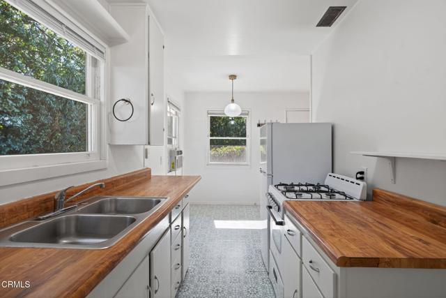 1211 Cruzero Street, Ojai CA: https://media.crmls.org/mediaz/85b1def9-fa24-4edf-93a9-506b1cd17157.jpg