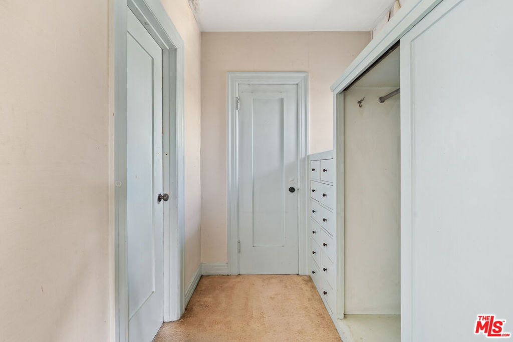 https://media.crmls.org/mediaz/85b21094-68e1-49de-9bbd-c41520e02c52.jpg?preset=X-Large