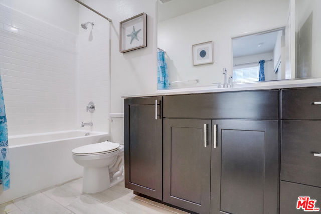 20619 Oakglen Lane, Winnetka CA: https://media.crmls.org/mediaz/85b26b16-ef8c-4c1f-93ea-8fe023daa1b9.jpg