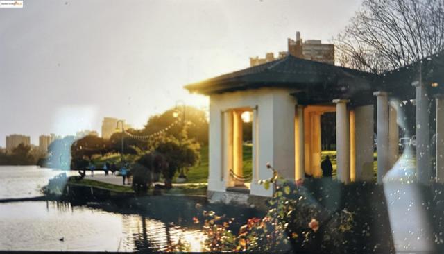 567 Oakland Ave., Oakland CA: https://media.crmls.org/mediaz/85b2b139-f520-445d-9159-e7856aca7486.jpg