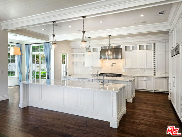 3815 Valley Meadow Road, Encino CA: https://media.crmls.org/mediaz/85b32179-e9bb-405b-bf76-169e56a47aad.jpg