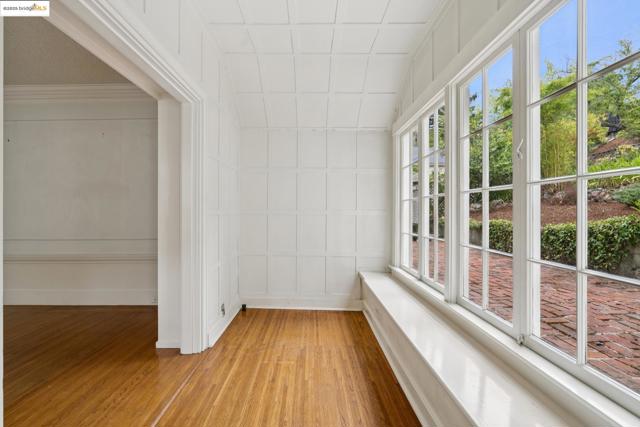 618 Boulevard Way, Piedmont CA: https://media.crmls.org/mediaz/85b38f53-7f62-4e4c-950d-98fd42b4b82e.jpg