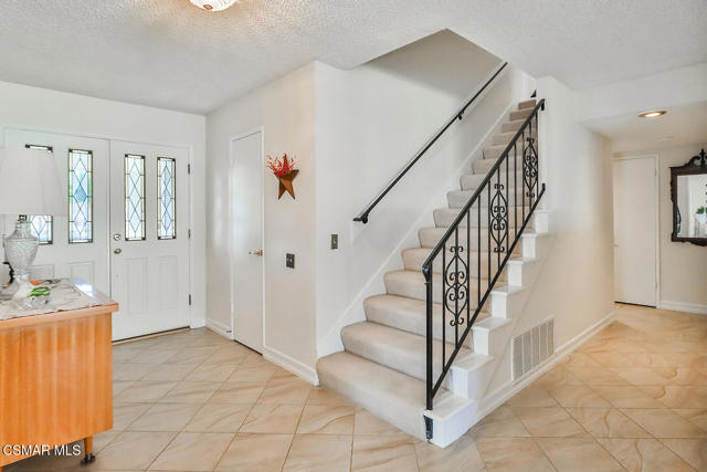 5260 Edgeware Drive, Calabasas CA: https://media.crmls.org/mediaz/85b41e03-fa85-4916-bcad-5c08a1590428.jpg