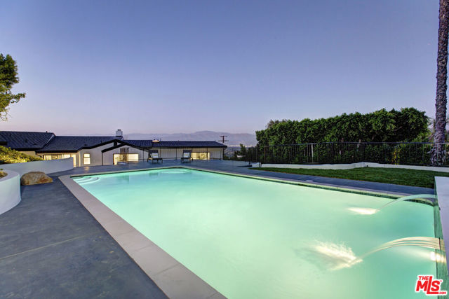 3712 Berry Drive, Studio City CA: https://media.crmls.org/mediaz/85b4579d-3216-4099-a249-2aa1591e3d04.jpg