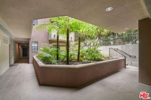 10275 Missouri Avenue, Los Angeles CA: https://media.crmls.org/mediaz/85b473a5-cc92-4655-93a6-a80512bbe343.jpg