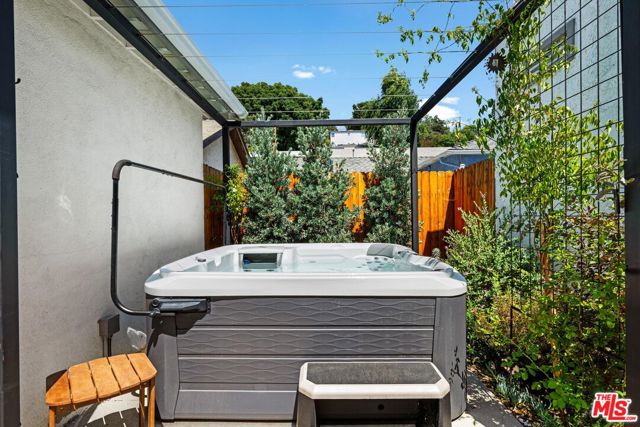 4047 Camero Avenue, Los Angeles CA: https://media.crmls.org/mediaz/85b5b463-ec6e-4d90-846b-6bfe25679bad.jpg