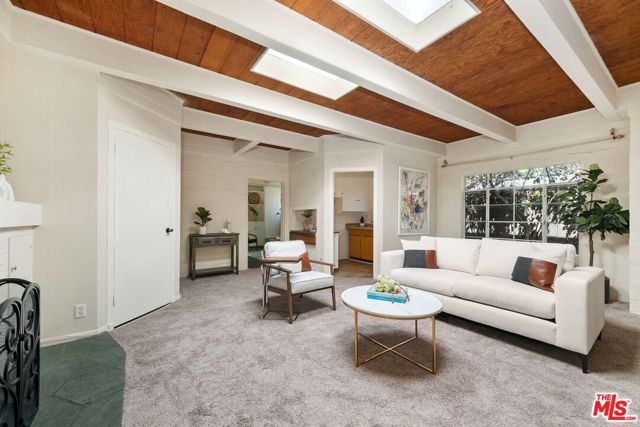 10431 Seabury Lane, Los Angeles CA: https://media.crmls.org/mediaz/85b5f271-3325-499b-a6b4-3ab1674aa78a.jpg