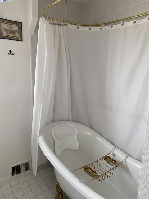 5186 Greenmeadow Dr, Concord CA: https://media.crmls.org/mediaz/85b60c97-1313-4ff1-8b8e-80a6093db763.jpg